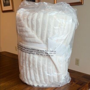 NWT Brand New Soft Throw -Home Reflections- Cream